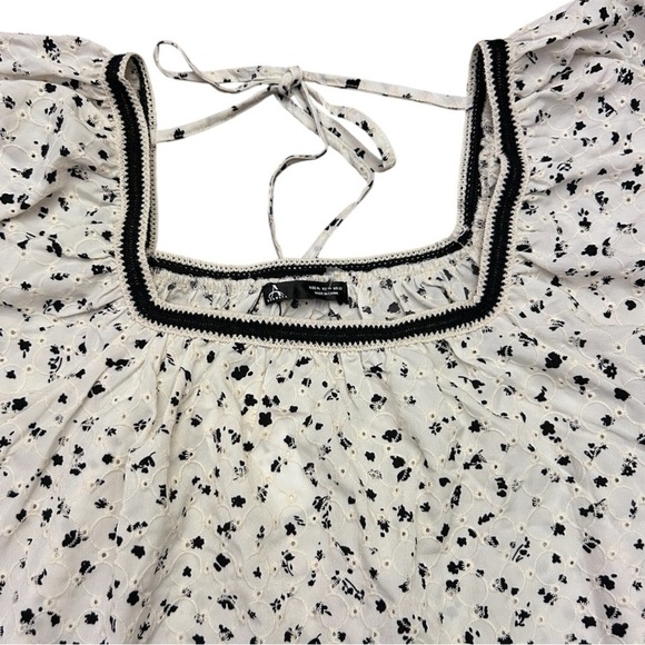 ❗️SOLD ❗️ Short Sleeve Ditsy Floral White Black Trim Shirt Size XL/12 - Picture 7 of 13